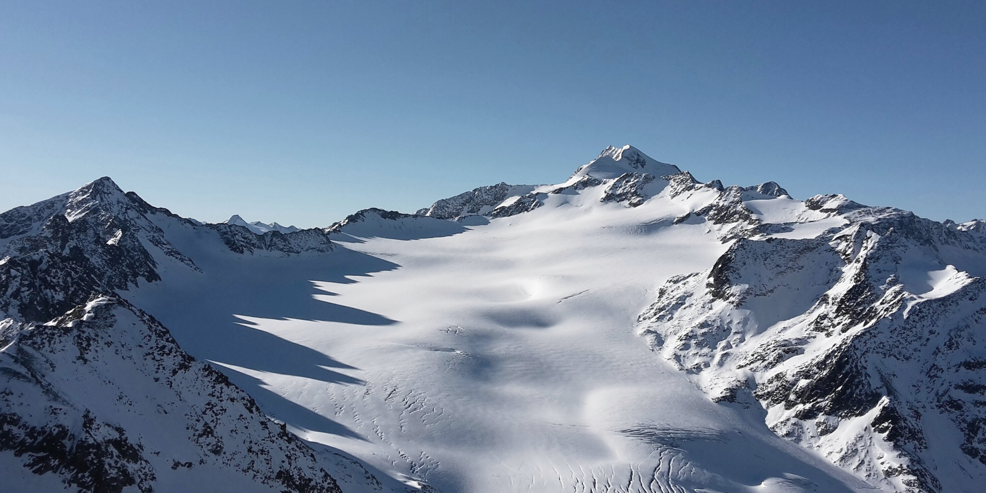 Studying the evolution of glaciers in the face of climate change using Artificial Intelligence