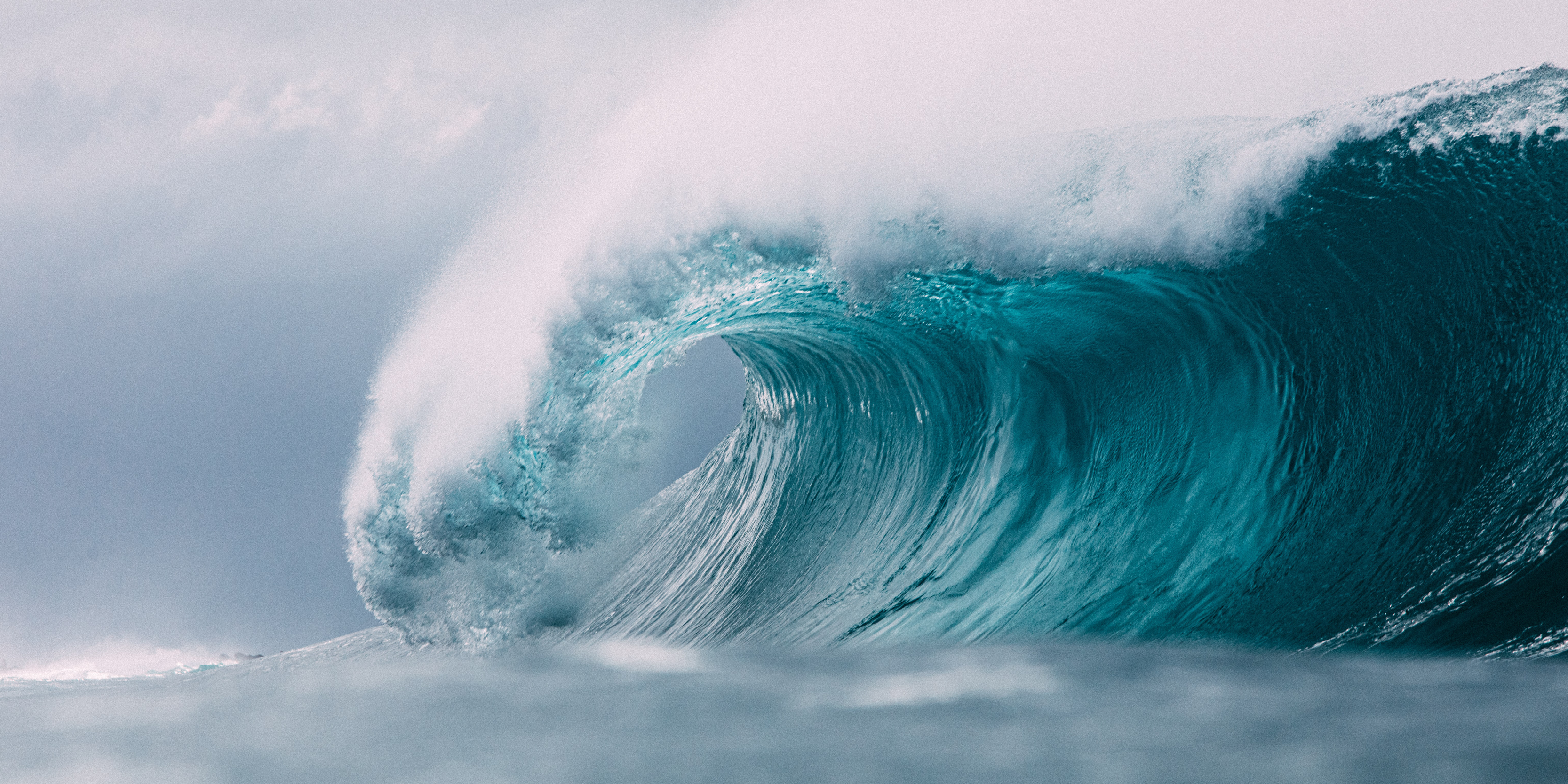 Estimating the magnitude of large earthquakes in real time using gravitational waves