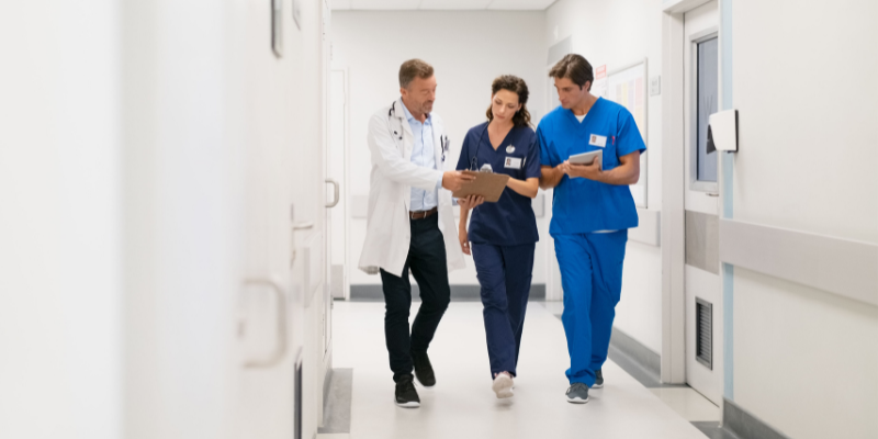 Baromètre PulseLife : des soignants débordés mais confiants dans l'IA