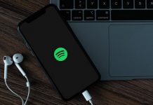 Spotify lance Car Thing, un appareil doté de reconnaissance vocale pour des voitures anciennes sans technologie Bluetooth.