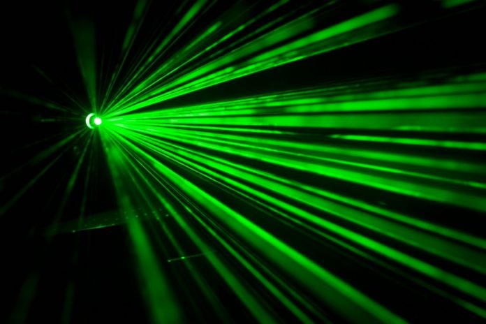 Une cavité optique où divergent une multitude de lasers ultrarapides, composantes utilisées lors d'expériences en photonique.