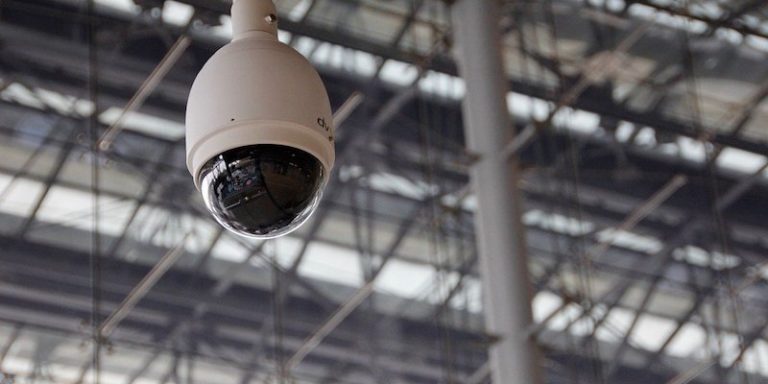 Les députés européens se prononcent pour une supervision des systèmes d’intelligence artificielle et contre la surveillance de masse