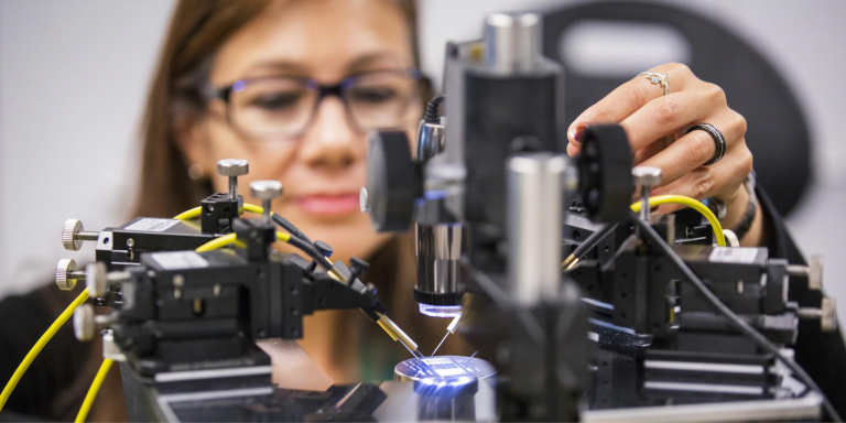 Une équipe de L’Université Technologique de Sydney améliore les interfaces cerveau-machine grâce à un biocapteur à base de carbone