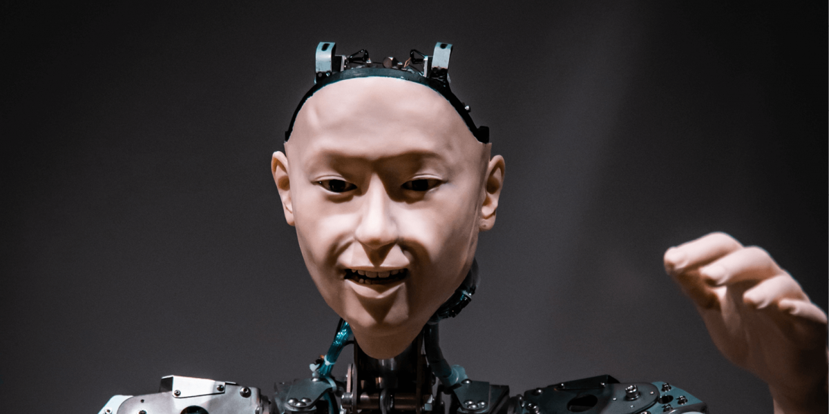 Le robot androïde humanoïde Alter au musée Mirakian de Tokyo
