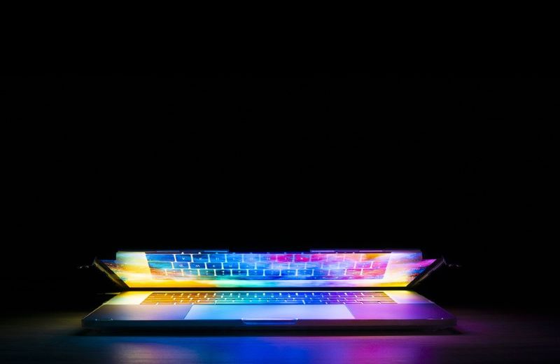 laptop ouvert avec des couleurs
