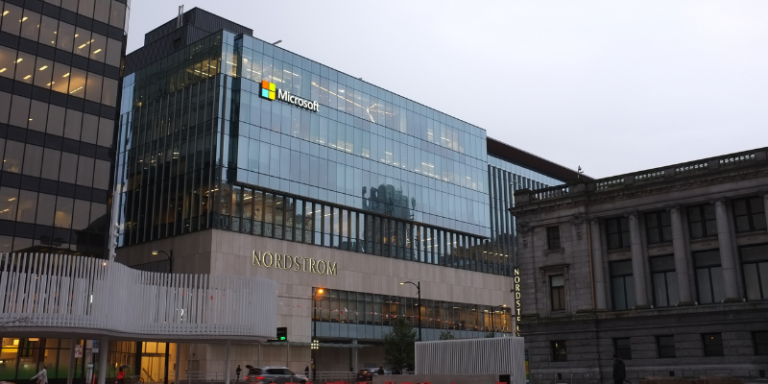 Microsoft envisage de déplacer ses meilleurs experts en IA de Pékin vers le Canada
