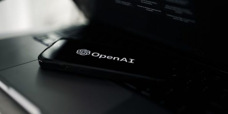 Elon Musk porte plainte contre OpenAI et son cofondateur Sam Altman
