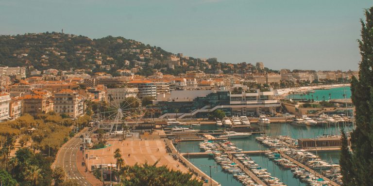 IA et sécurité : la ville de Cannes va expérimenter les caméras intelligentes lors de son Festival